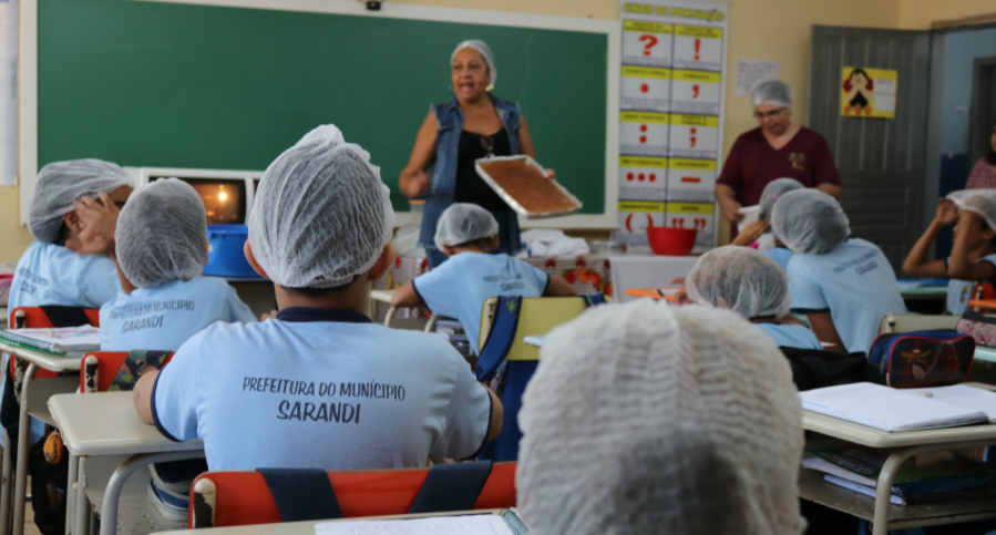Aula Saborosa: Escola Municipal Yoshio Hayashi trabalha conteúdo multidisciplinar em sala, através de receita